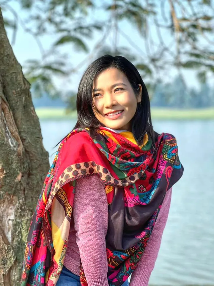 Lối về miền hoa: Nhan sắc trẻ đẹp khác xa trên phim của chị bán hoa - Ảnh 7. Lối về miền hoa: Nhan sắc trẻ đẹp khác xa trên phim của chị bán hoa - Ảnh 7.
