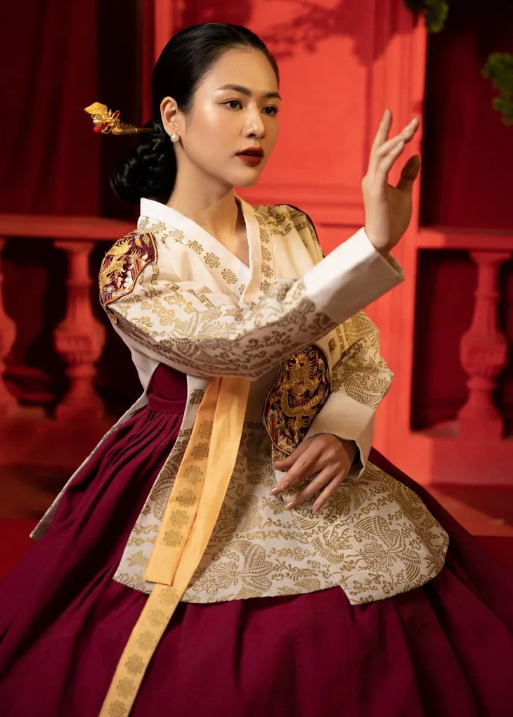Việt Hoa hóa tiểu thư khuê các khi mặc trang phục hanbok - Ảnh 1. Việt Hoa hóa tiểu thư khuê các khi mặc trang phục hanbok - Ảnh 1.