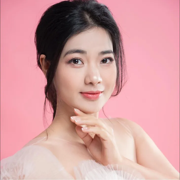 Lối về miền hoa: Nhan sắc trẻ đẹp khác xa trên phim của chị bán hoa - Ảnh 8. Lối về miền hoa: Nhan sắc trẻ đẹp khác xa trên phim của chị bán hoa - Ảnh 8.