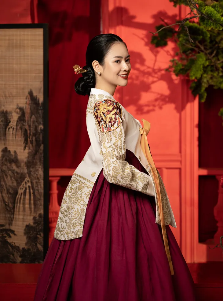 Việt Hoa hóa tiểu thư khuê các khi mặc trang phục hanbok - Ảnh 2. Việt Hoa hóa tiểu thư khuê các khi mặc trang phục hanbok - Ảnh 2.