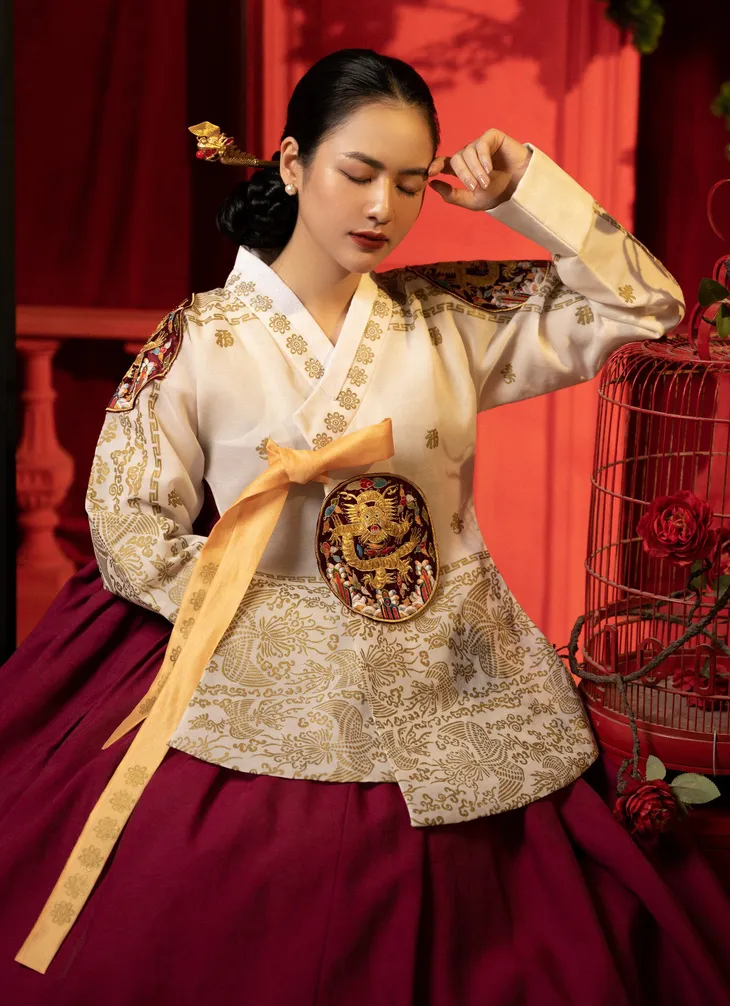 Việt Hoa hóa tiểu thư khuê các khi mặc trang phục hanbok - Ảnh 3. Việt Hoa hóa tiểu thư khuê các khi mặc trang phục hanbok - Ảnh 3.