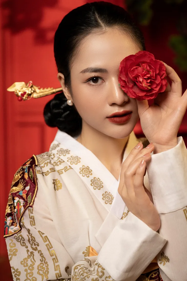 Việt Hoa hóa tiểu thư khuê các khi mặc trang phục hanbok - Ảnh 4. Việt Hoa hóa tiểu thư khuê các khi mặc trang phục hanbok - Ảnh 4.