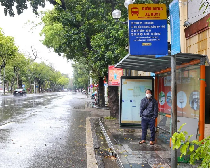 Đường phố Hà Nội vắng vẻ ngày mưa rét - Ảnh 8. Đường phố Hà Nội vắng vẻ ngày mưa rét - Ảnh 8.