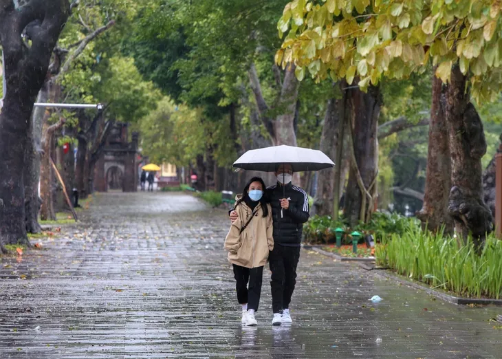 Đường phố Hà Nội vắng vẻ ngày mưa rét - Ảnh 6. Đường phố Hà Nội vắng vẻ ngày mưa rét - Ảnh 6.