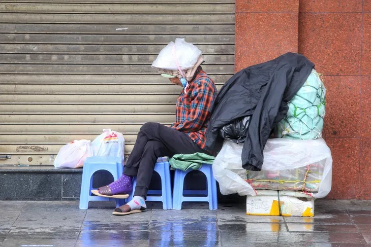 Đường phố Hà Nội vắng vẻ ngày mưa rét - Ảnh 5. Đường phố Hà Nội vắng vẻ ngày mưa rét - Ảnh 5.