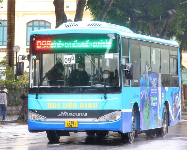 Đường phố Hà Nội vắng vẻ ngày mưa rét - Ảnh 9. Đường phố Hà Nội vắng vẻ ngày mưa rét - Ảnh 9.
