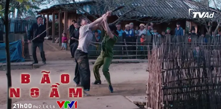 Bão ngầm - Tập 1: Nữ chính tay không hạ gục tên tội phạm điên loạn - Ảnh 5. Bão ngầm - Tập 1: Nữ chính tay không hạ gục tên tội phạm điên loạn - Ảnh 5.