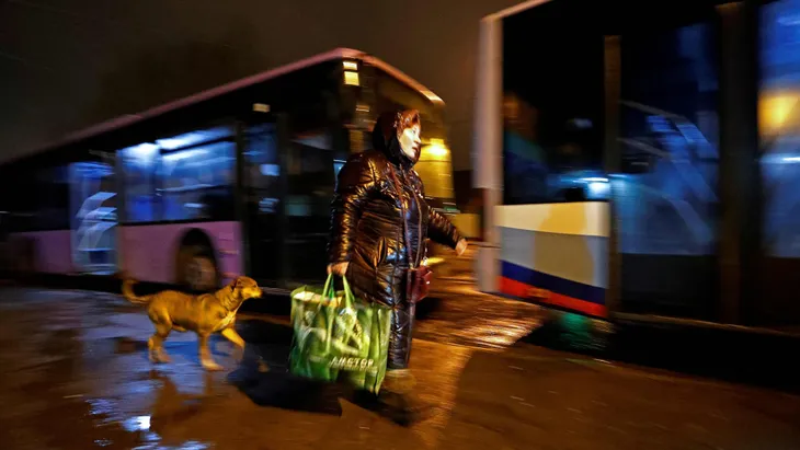 Căng thẳng leo thang, hàng nghìn người dân miền Đông Ukraine sơ tán sang Nga - Ảnh 1. Căng thẳng leo thang, hàng nghìn người dân miền Đông Ukraine sơ tán sang Nga - Ảnh 1.