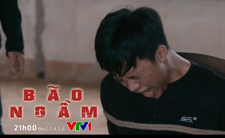 Bão ngầm - Tập 2: Vừa nhận nhiệm vụ đầu tiên, Hải Triều đã bị tóm - Ảnh 7. Bão ngầm - Tập 2: Vừa nhận nhiệm vụ đầu tiên, Hải Triều đã bị tóm - Ảnh 7.