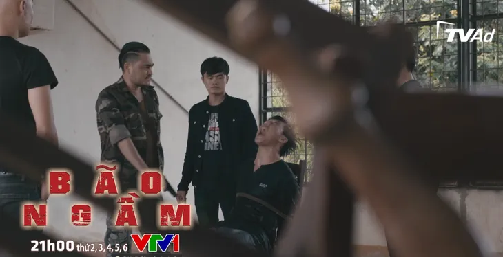 Bão ngầm - Tập 2: Vừa nhận nhiệm vụ đầu tiên, Hải Triều đã bị tóm - Ảnh 5. Bão ngầm - Tập 2: Vừa nhận nhiệm vụ đầu tiên, Hải Triều đã bị tóm - Ảnh 5.