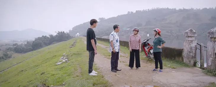 Lối về miền hoa - Tập 8: Lọ mọ đi bắt sên cho crush từ tinh mơ, Lợi cay vì bị nghi oan, xúc phạm - Ảnh 1. Lối về miền hoa - Tập 8: Lọ mọ đi bắt sên cho crush từ tinh mơ, Lợi cay vì bị nghi oan, xúc phạm - Ảnh 1.