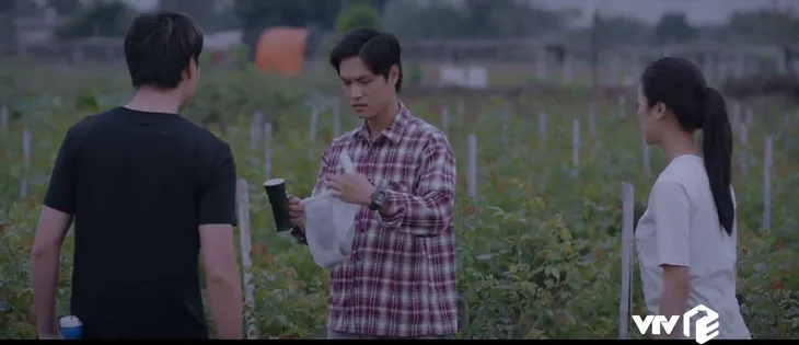 Lối về miền hoa - Tập 8: Thanh, Nghĩa xúm vào đổ oan cho Lợi - Ảnh 2. Lối về miền hoa - Tập 8: Thanh, Nghĩa xúm vào đổ oan cho Lợi - Ảnh 2.