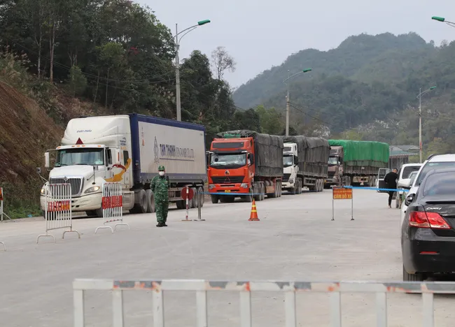 Thông quan hàng hóa tại cửa khẩu biên giới phía Bắc vẫn hạn chế - Ảnh 1. Thông quan hàng hóa tại cửa khẩu biên giới phía Bắc vẫn hạn chế - Ảnh 1.