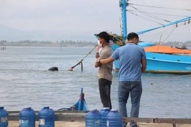 Khởi tố, bắt tạm giam người cha ném con gái 5 tuổi xuống sông - Ảnh 1. Khởi tố, bắt tạm giam người cha ném con gái 5 tuổi xuống sông - Ảnh 1.