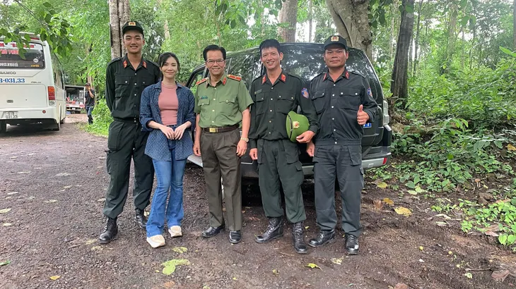 Loạt ảnh hậu trường của Thanh Bi - Thiếu úy xinh đẹp mạnh mẽ trong phim Bão ngầm - Ảnh 12. Loạt ảnh hậu trường của Thanh Bi - Thiếu úy xinh đẹp mạnh mẽ trong phim Bão ngầm - Ảnh 12.