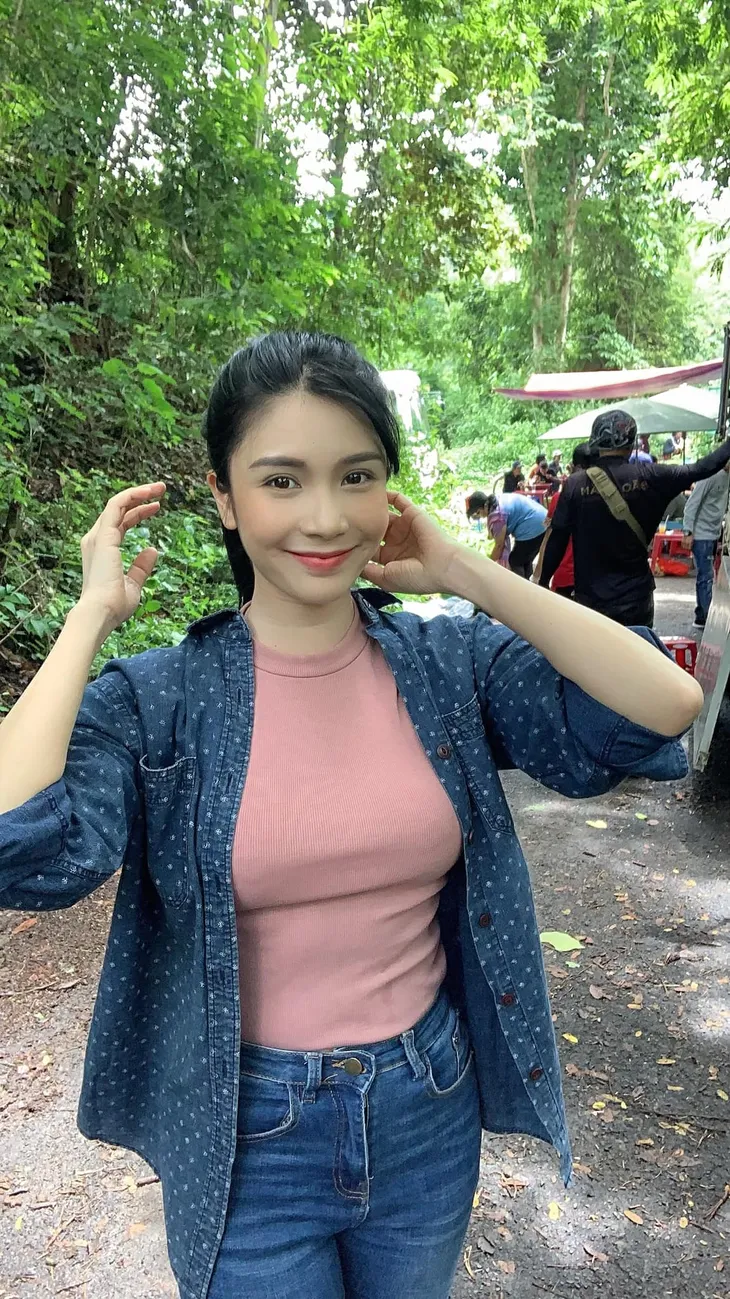 Loạt ảnh hậu trường của Thanh Bi - Thiếu úy xinh đẹp mạnh mẽ trong phim Bão ngầm - Ảnh 11. Loạt ảnh hậu trường của Thanh Bi - Thiếu úy xinh đẹp mạnh mẽ trong phim Bão ngầm - Ảnh 11.