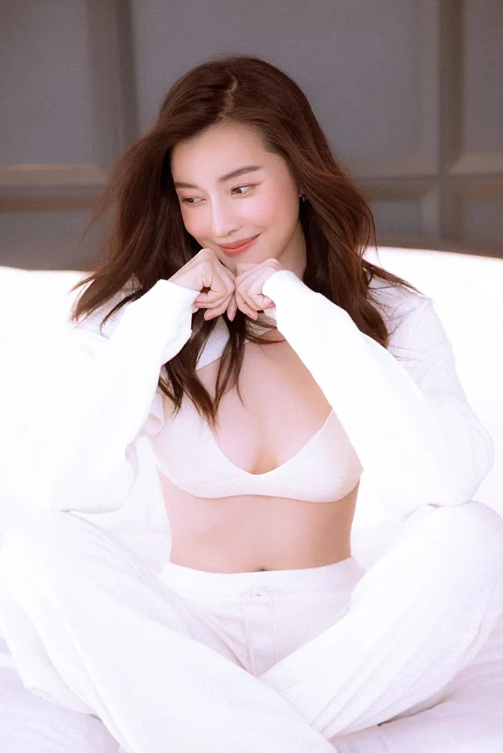 Ngắm vẻ gợi cảm hút hồn của nữ chính Bão ngầm - Ảnh 2. Ngắm vẻ gợi cảm hút hồn của nữ chính Bão ngầm - Ảnh 2.