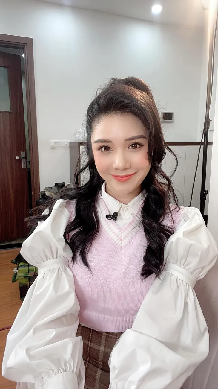 Ngắm vẻ gợi cảm của tình địch Cao Thái Hà trong phim mới - Ảnh 5. Ngắm vẻ gợi cảm của tình địch Cao Thái Hà trong phim mới - Ảnh 5.