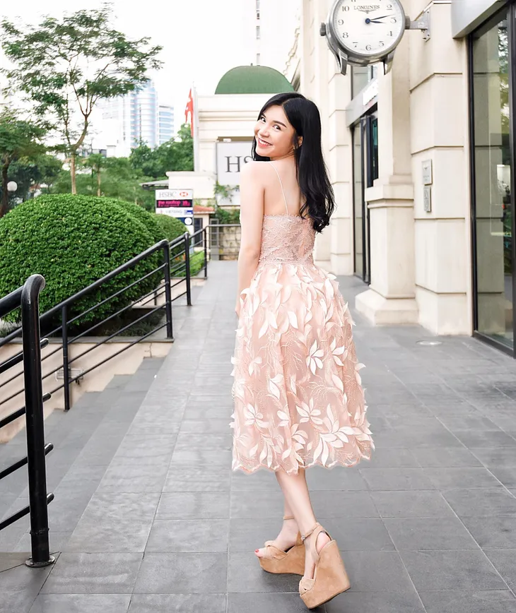 Ngắm vẻ gợi cảm của tình địch Cao Thái Hà trong phim mới - Ảnh 2. Ngắm vẻ gợi cảm của tình địch Cao Thái Hà trong phim mới - Ảnh 2.