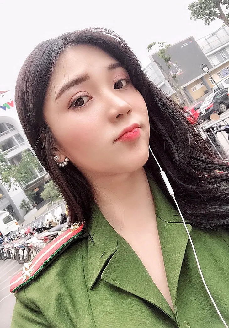 Loạt ảnh hậu trường của Thanh Bi - Thiếu úy xinh đẹp mạnh mẽ trong phim Bão ngầm - Ảnh 10. Loạt ảnh hậu trường của Thanh Bi - Thiếu úy xinh đẹp mạnh mẽ trong phim Bão ngầm - Ảnh 10.