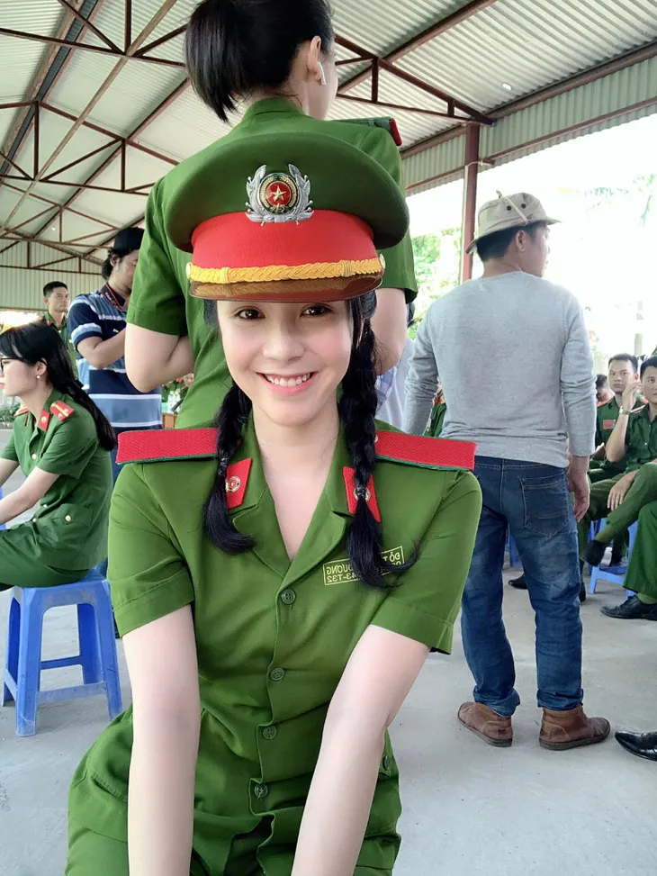 Loạt ảnh hậu trường của Thanh Bi - Thiếu úy xinh đẹp mạnh mẽ trong phim Bão ngầm - Ảnh 8. Loạt ảnh hậu trường của Thanh Bi - Thiếu úy xinh đẹp mạnh mẽ trong phim Bão ngầm - Ảnh 8.