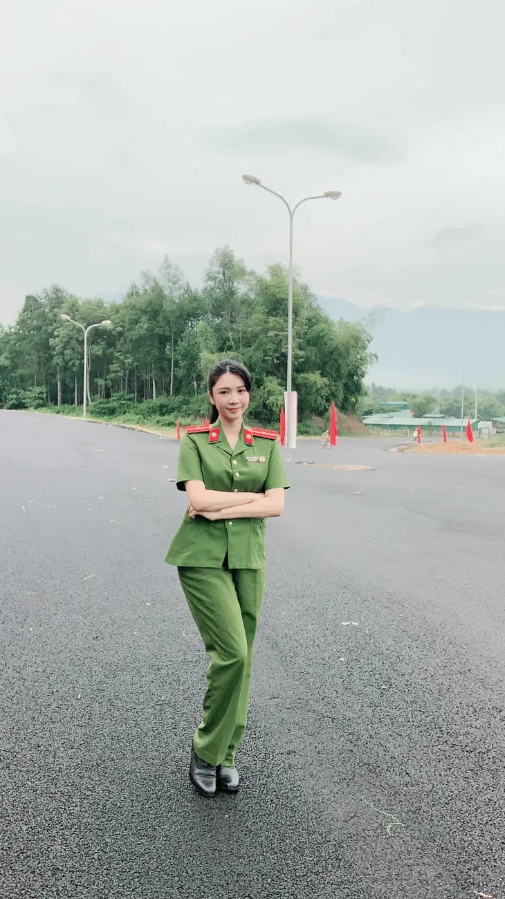 Loạt ảnh hậu trường của Thanh Bi - Thiếu úy xinh đẹp mạnh mẽ trong phim Bão ngầm - Ảnh 7. Loạt ảnh hậu trường của Thanh Bi - Thiếu úy xinh đẹp mạnh mẽ trong phim Bão ngầm - Ảnh 7.