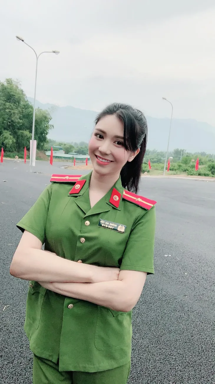 Loạt ảnh hậu trường của Thanh Bi - Thiếu úy xinh đẹp mạnh mẽ trong phim Bão ngầm - Ảnh 6. Loạt ảnh hậu trường của Thanh Bi - Thiếu úy xinh đẹp mạnh mẽ trong phim Bão ngầm - Ảnh 6.