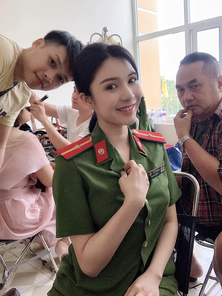 Loạt ảnh hậu trường của Thanh Bi - Thiếu úy xinh đẹp mạnh mẽ trong phim Bão ngầm - Ảnh 5. Loạt ảnh hậu trường của Thanh Bi - Thiếu úy xinh đẹp mạnh mẽ trong phim Bão ngầm - Ảnh 5.