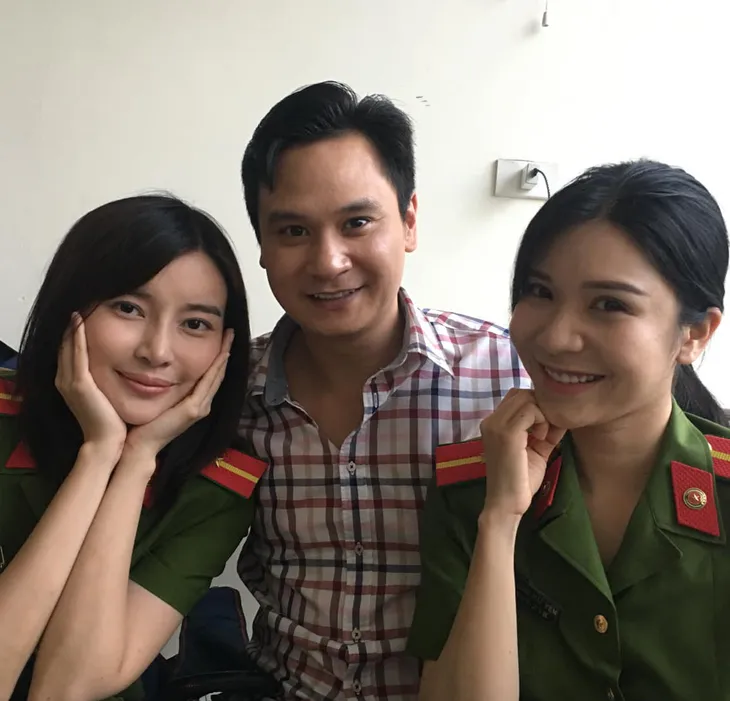 Loạt ảnh hậu trường của Thanh Bi - Thiếu úy xinh đẹp mạnh mẽ trong phim Bão ngầm - Ảnh 14. Loạt ảnh hậu trường của Thanh Bi - Thiếu úy xinh đẹp mạnh mẽ trong phim Bão ngầm - Ảnh 14.
