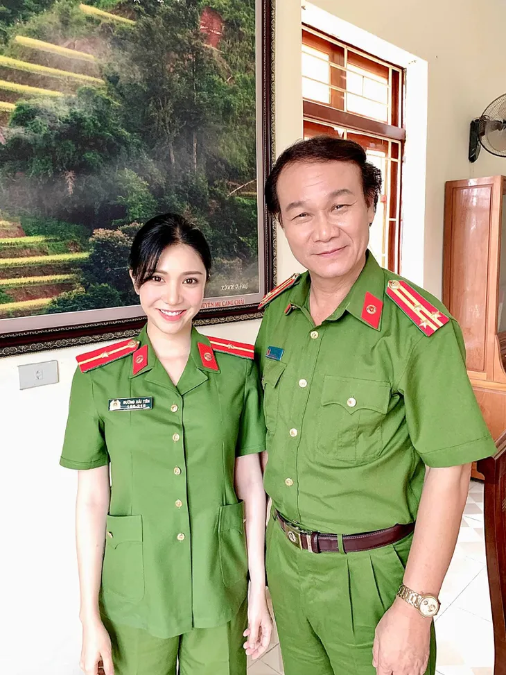 Loạt ảnh hậu trường của Thanh Bi - Thiếu úy xinh đẹp mạnh mẽ trong phim Bão ngầm - Ảnh 4. Loạt ảnh hậu trường của Thanh Bi - Thiếu úy xinh đẹp mạnh mẽ trong phim Bão ngầm - Ảnh 4.