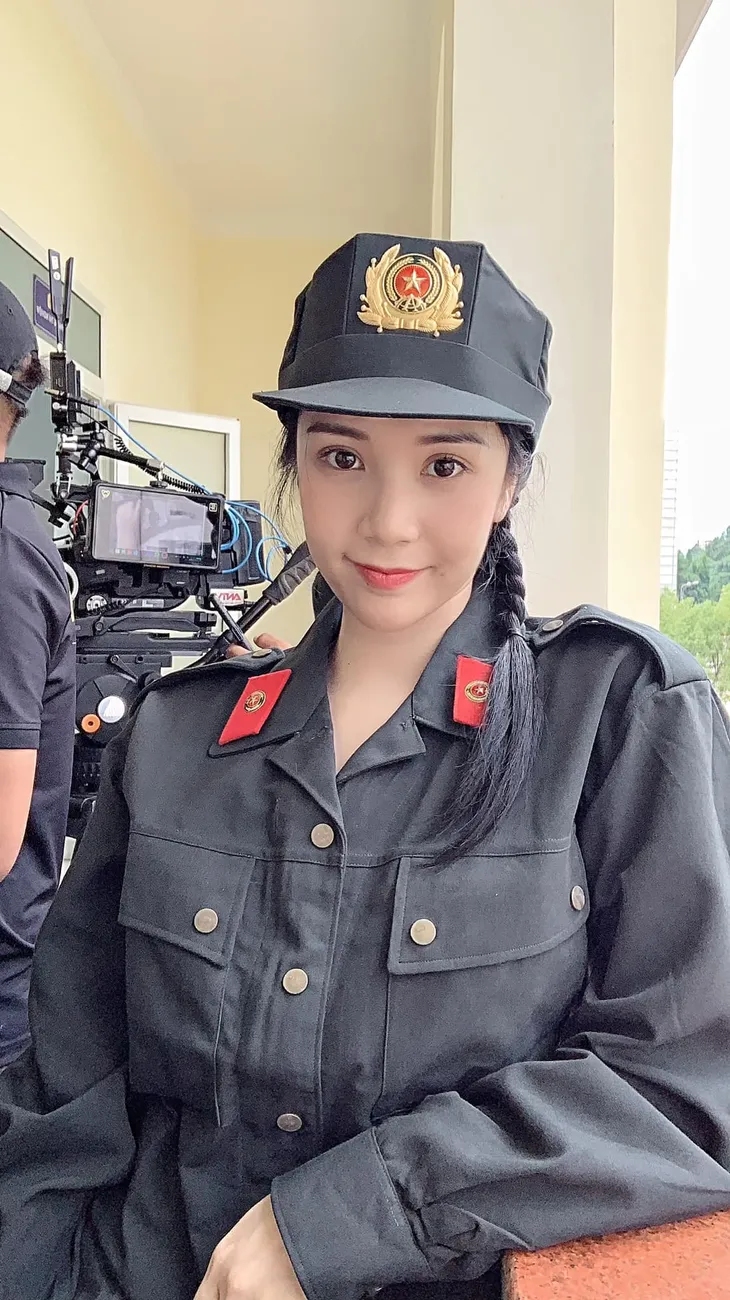 Loạt ảnh hậu trường của Thanh Bi - Thiếu úy xinh đẹp mạnh mẽ trong phim Bão ngầm - Ảnh 1. Loạt ảnh hậu trường của Thanh Bi - Thiếu úy xinh đẹp mạnh mẽ trong phim Bão ngầm - Ảnh 1.