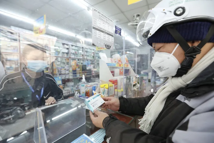 Người bệnh khó tiếp cận thuốc kháng virus - Ảnh 1. Người bệnh khó tiếp cận thuốc kháng virus - Ảnh 1.