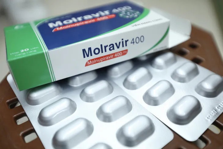 Thuốc kháng virus vẫn phải chờ Bộ Y tế hướng dẫn bán - Ảnh 1.