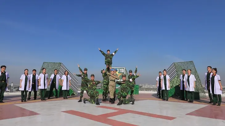Chúng tôi chiến sĩ: Dấu ấn “chiến sĩ áo trắng” trong đại dịch COVID-19 - Ảnh 2. Chúng tôi chiến sĩ: Dấu ấn “chiến sĩ áo trắng” trong đại dịch COVID-19 - Ảnh 2.