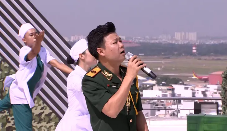 Chúng tôi chiến sĩ: Dấu ấn “chiến sĩ áo trắng” trong đại dịch COVID-19 - Ảnh 3. Chúng tôi chiến sĩ: Dấu ấn “chiến sĩ áo trắng” trong đại dịch COVID-19 - Ảnh 3.