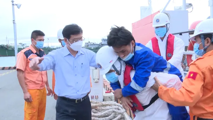 Đưa 5 người và 3 thi thể thuyền viên gặp nạn trên tàu VANDON ACE vào bờ - Ảnh 2. Đưa 5 người và 3 thi thể thuyền viên gặp nạn trên tàu VANDON ACE vào bờ - Ảnh 2.
