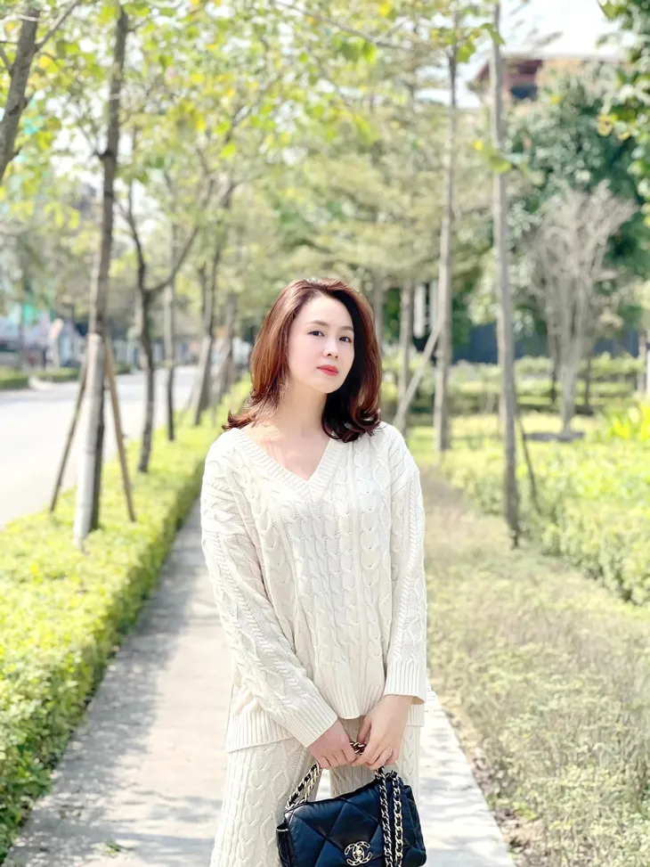 Cặp mẹ con Thu Hà - Hồng Diễm sành điệu ngày nắng ấm - Ảnh 2. Cặp mẹ con Thu Hà - Hồng Diễm sành điệu ngày nắng ấm - Ảnh 2.