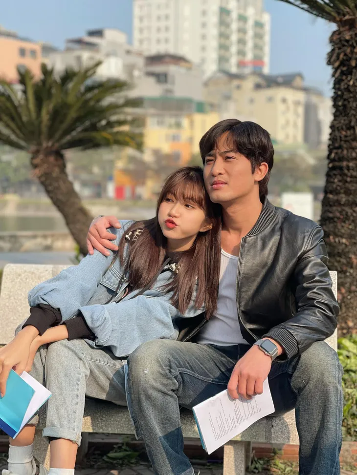 Thương ngày nắng về phần 2: Doãn Quốc Đam ngọt ngào bên bạn diễn - Ảnh 2. Thương ngày nắng về phần 2: Doãn Quốc Đam ngọt ngào bên bạn diễn - Ảnh 2.