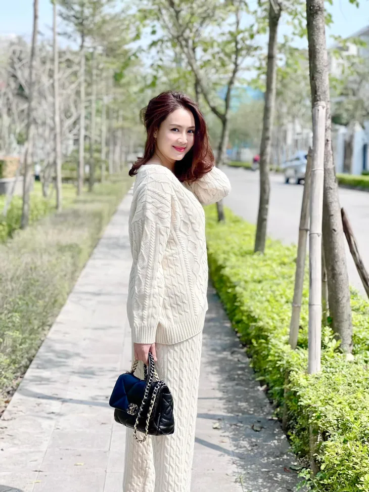 Cặp mẹ con Thu Hà - Hồng Diễm sành điệu ngày nắng ấm - Ảnh 1. Cặp mẹ con Thu Hà - Hồng Diễm sành điệu ngày nắng ấm - Ảnh 1.