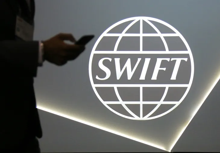 Vì sao Mỹ, EU không loại Nga khỏi SWIFT? - Ảnh 1.