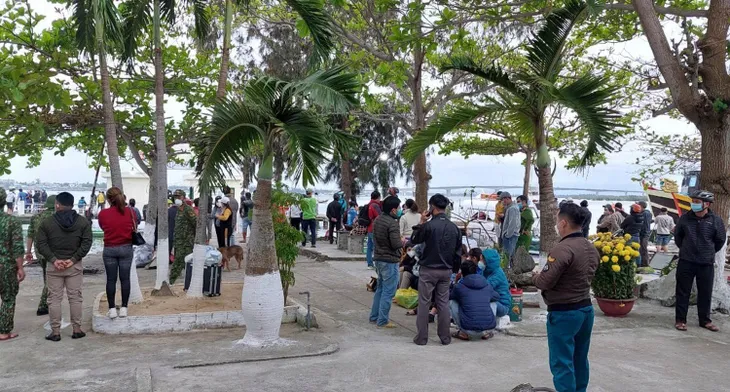 Vụ lật ca nô trên biển ở Hội An: 13 người tử vong, 4 người vẫn đang mất tích - Ảnh 2. Vụ lật ca nô trên biển ở Hội An: 13 người tử vong, 4 người vẫn đang mất tích - Ảnh 2.
