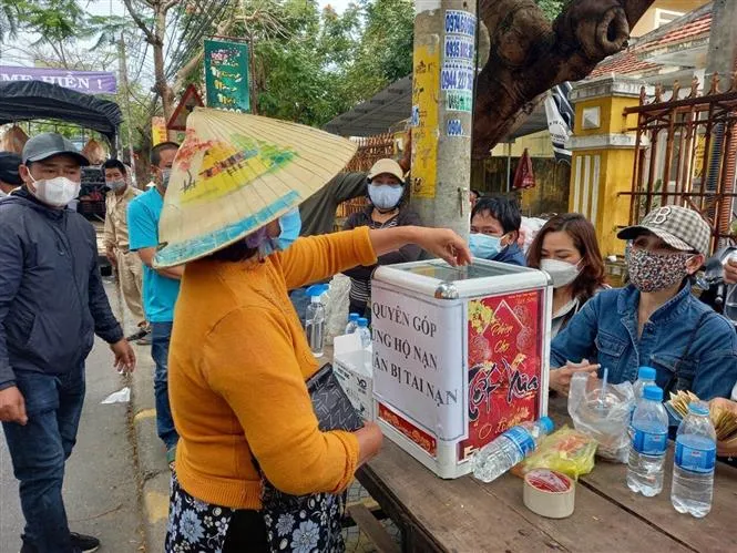 Người dân Hội An chia sẻ với các gia đình nạn nhân trong vụ chìm ca nô ở biển Cửa Đại - Ảnh 1.