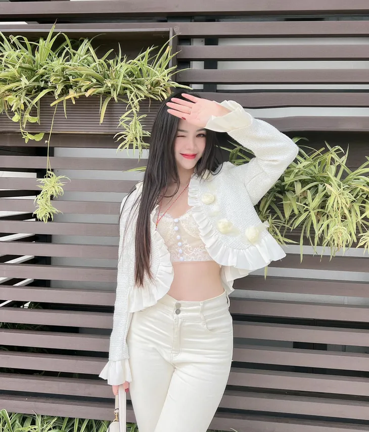 Quỳnh Kool khoe vòng 2 phẳng lì - Ảnh 2. Quỳnh Kool khoe vòng 2 phẳng lì - Ảnh 2.