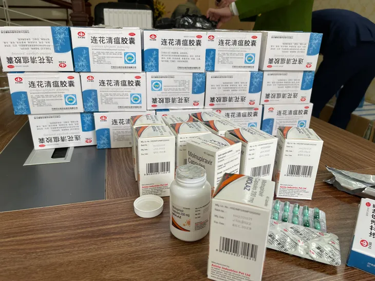 Hà Nội: Phát hiện hơn 3.000 hộp thuốc điều trị COVID-19 không rõ nguồn gốc - Ảnh 3. Hà Nội: Phát hiện hơn 3.000 hộp thuốc điều trị COVID-19 không rõ nguồn gốc - Ảnh 3.