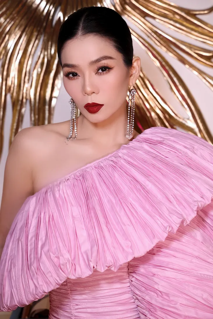 Lệ Quyên làm giám khảo Miss World Vietnam 2022 - Ảnh 1. Lệ Quyên làm giám khảo Miss World Vietnam 2022 - Ảnh 1.