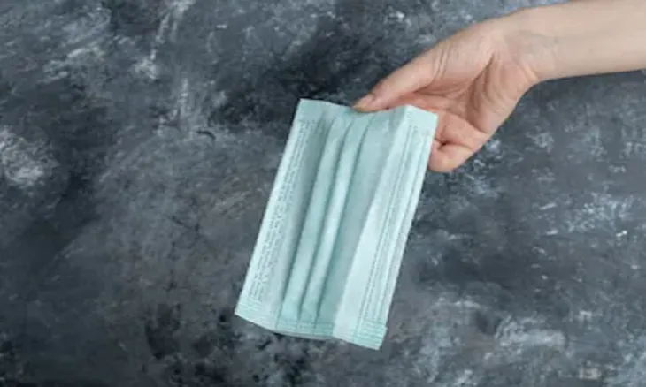 Có nên xịt khử khuẩn khẩu trang để tăng tác dụng bảo vệ trước lây nhiễm COVID - Ảnh 1. Có nên xịt khử khuẩn khẩu trang để tăng tác dụng bảo vệ trước lây nhiễm COVID - Ảnh 1.
