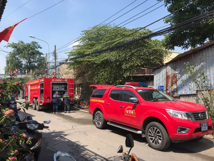 Cháy xưởng sản xuất gỗ rộng 500m2 ở Bình Dương - Ảnh 3.