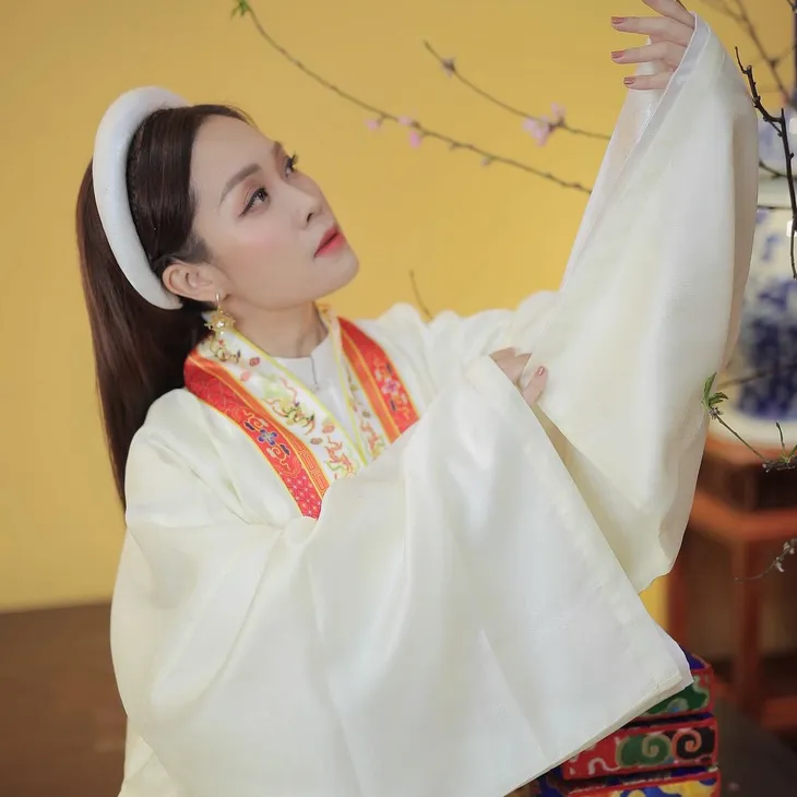 Mê mải những tà áo dài của các MC, BTV diện dịp Tết - Ảnh 13.