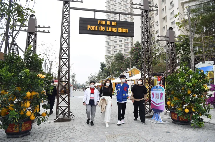 Người dân Hà Nội rộn ràng vui chơi ở đường hoa xuân - Ảnh 1. Người dân Hà Nội rộn ràng vui chơi ở đường hoa xuân - Ảnh 1.