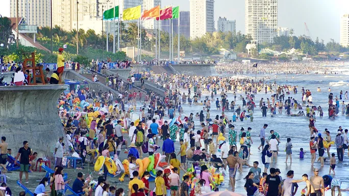 Bãi biển Vũng Tàu chật kín người những ngày Tết - Ảnh 2. Bãi biển Vũng Tàu chật kín người những ngày Tết - Ảnh 2.